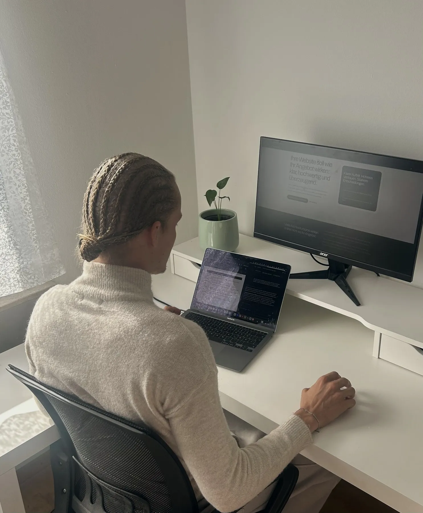 Vincent bei der Arbeit an einer Kundenwebsite