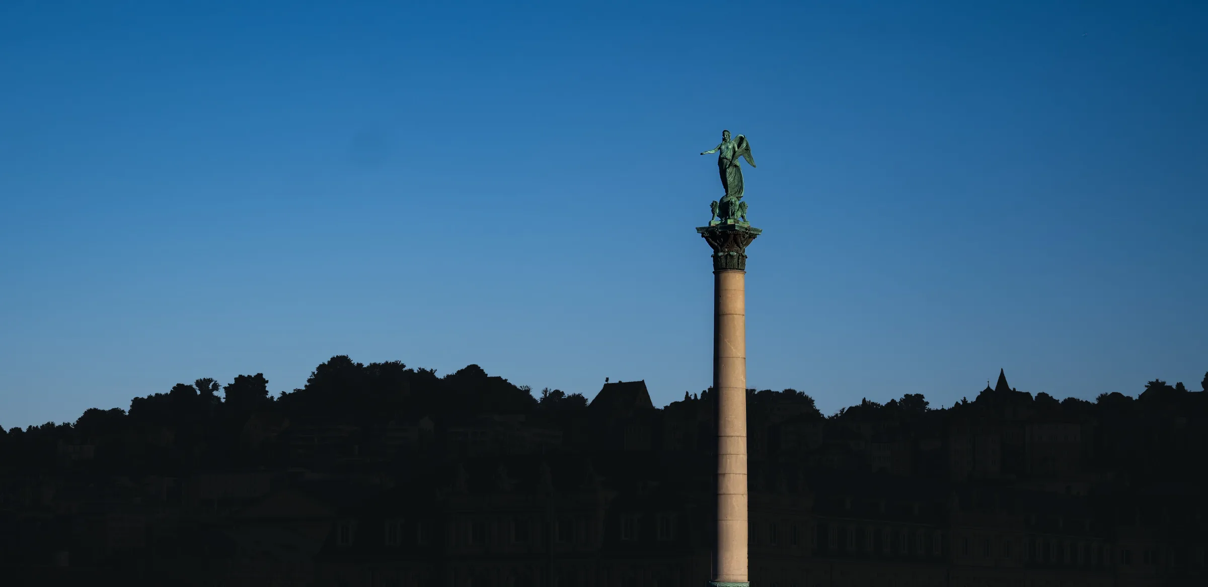 Stuttgarter Stadtansicht mit Neuem Schloss, Jubiläumssäule und Wohnhäusern in der Halbhöhenlage